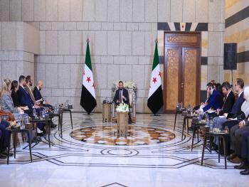 "الرئيس الشرع": يلتقي باحثين وصحفيين من كُبرى المراكز البحثية والصحف ووكالات الأنباء